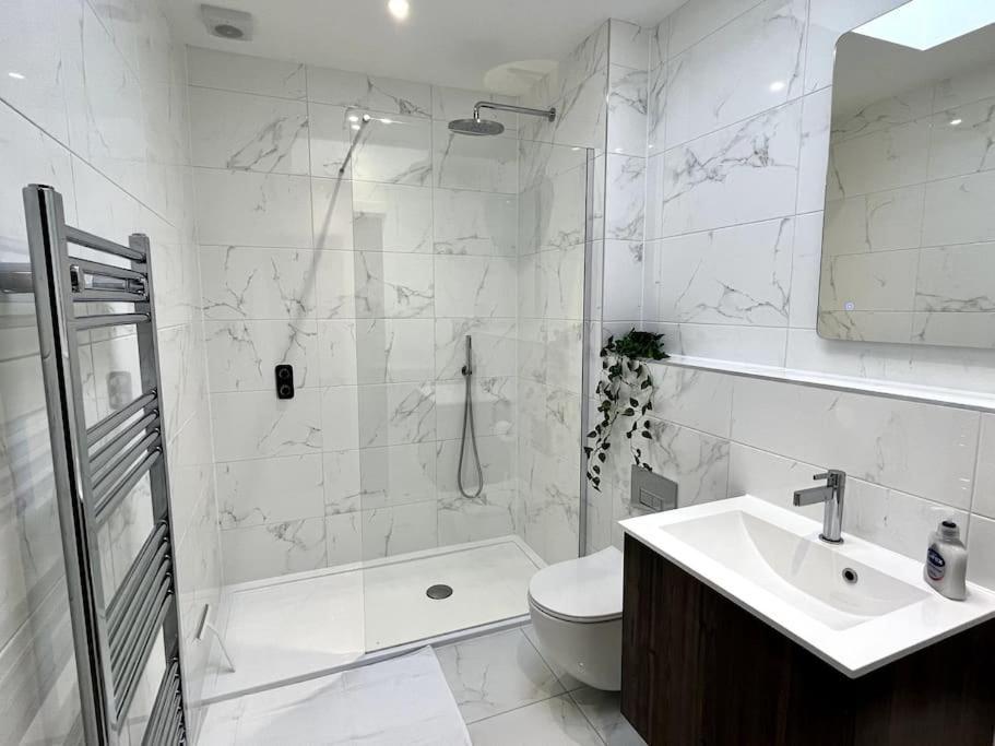 Вілла Luxury 3 Bed House W Parking & Garden! 1 Борнмут Екстер'єр фото